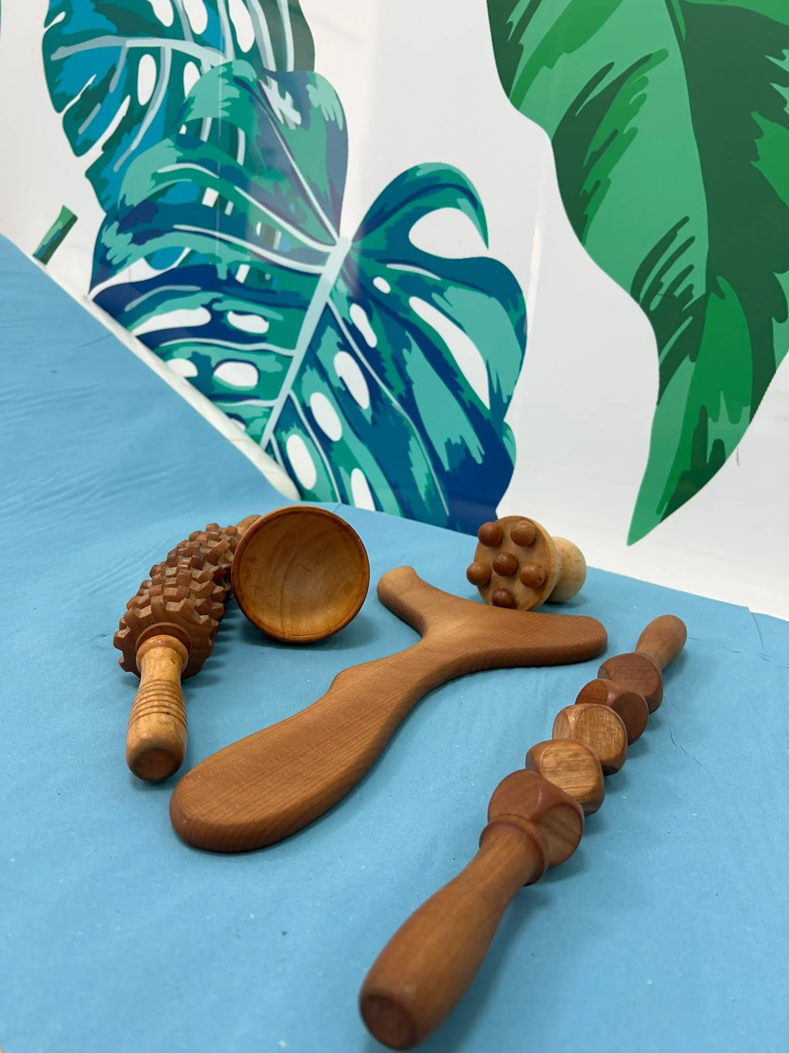 Herramientas de madera natural para maderoterapia sobre la camilla