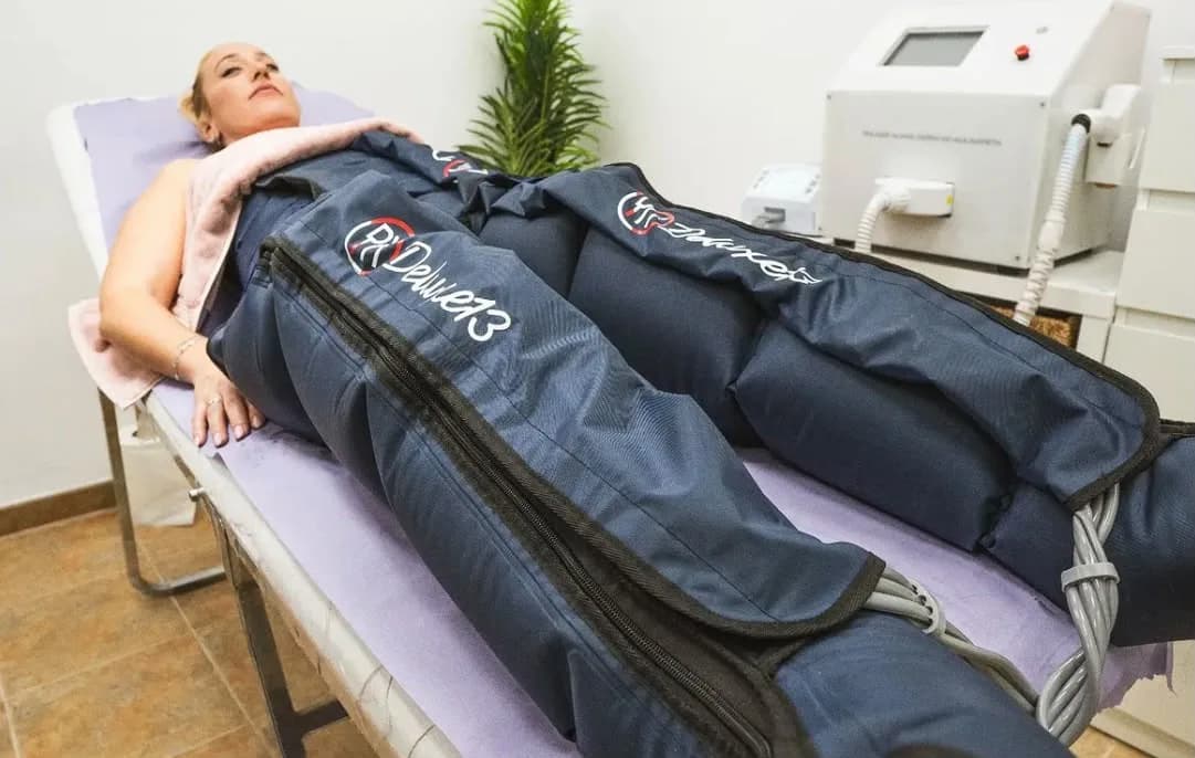 Sesión de presoterapia con botas de compresión