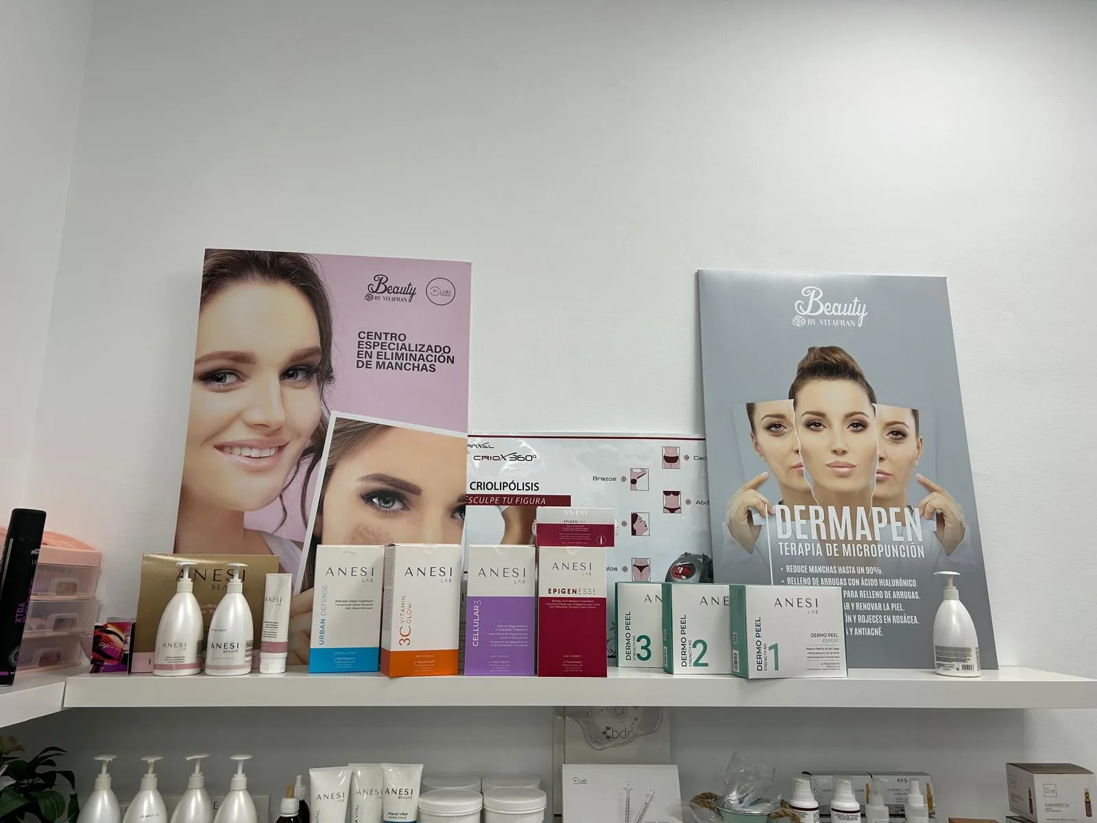 Estantería con productos profesionales y carteles de tratamientos
